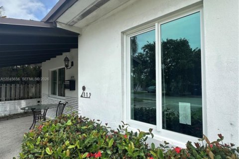 Commercial property in Hallandale Beach, Florida 132.11 sq.m. № 2242154 - photo 4