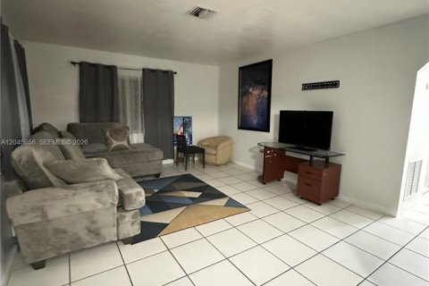 Commercial property in Hallandale Beach, Florida 132.11 sq.m. № 2242154 - photo 6