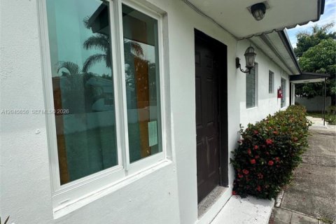 Commercial property in Hallandale Beach, Florida 132.11 sq.m. № 2242154 - photo 5