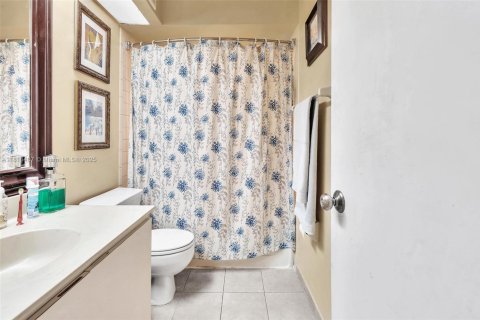 Condo in Lauderhill, Florida, 2 bedrooms  № 1937709 - photo 12