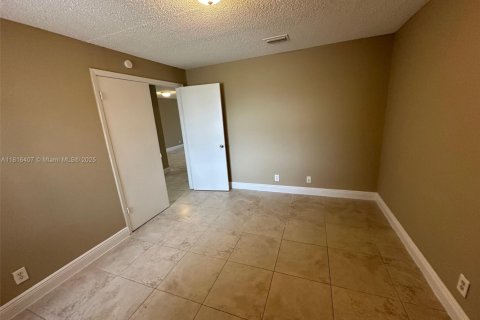Condo in Lauderhill, Florida, 2 bedrooms  № 1937709 - photo 11