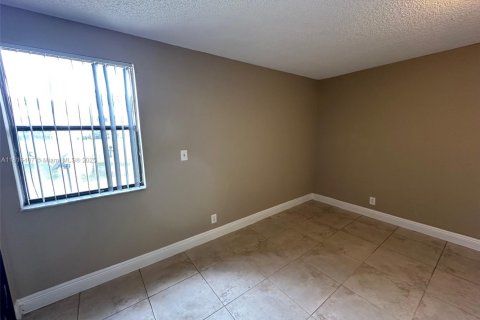 Condo in Lauderhill, Florida, 2 bedrooms  № 1937709 - photo 21