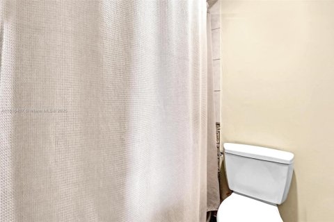 Condo in Lauderhill, Florida, 2 bedrooms  № 1937709 - photo 24