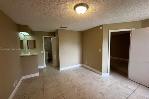 Condo in Lauderhill, Florida, 2 bedrooms  № 1937709 - photo 20