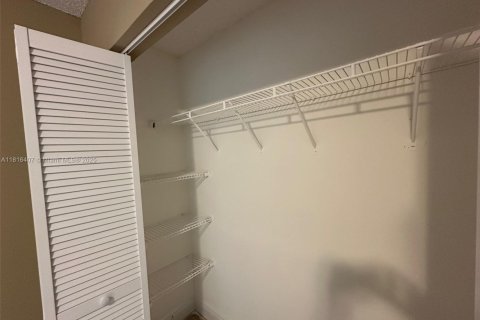 Condo in Lauderhill, Florida, 2 bedrooms  № 1937709 - photo 10