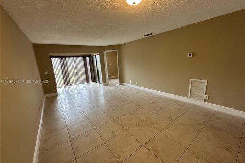 Condo in Lauderhill, Florida, 2 bedrooms  № 1937709 - photo 14