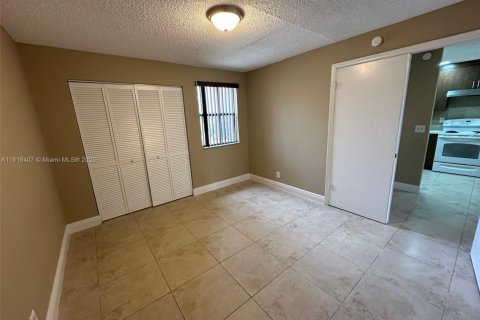 Condo in Lauderhill, Florida, 2 bedrooms  № 1937709 - photo 9