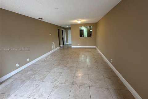 Condo in Lauderhill, Florida, 2 bedrooms  № 1937709 - photo 18