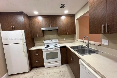 Condo in Lauderhill, Florida, 2 bedrooms  № 1937709 - photo 3