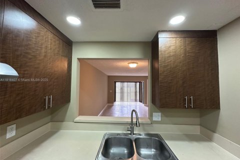 Condo in Lauderhill, Florida, 2 bedrooms  № 1937709 - photo 7