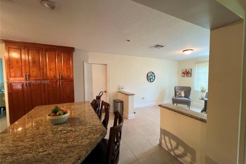 House in Davie, Florida 3 bedrooms, 218.88 sq.m. № 1656039 - photo 11