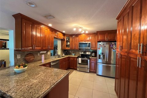 House in Davie, Florida 3 bedrooms, 218.88 sq.m. № 1656039 - photo 13