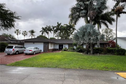 House in Hialeah, Florida 4 bedrooms, 291.16 sq.m. № 2063389