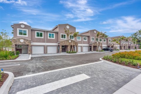 Кондоминиум с 3 спальнями в Корал-Спрингс, Флорида № 2037803