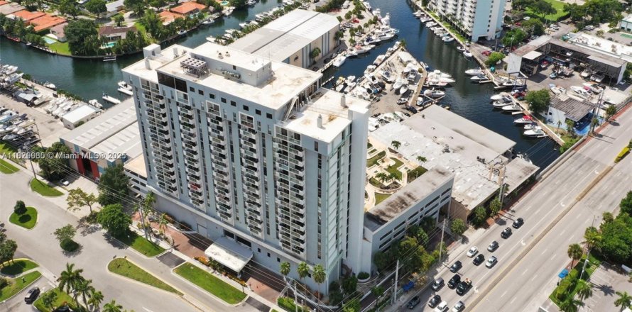Immobilier commercial à North Miami, Floride № 2077661
