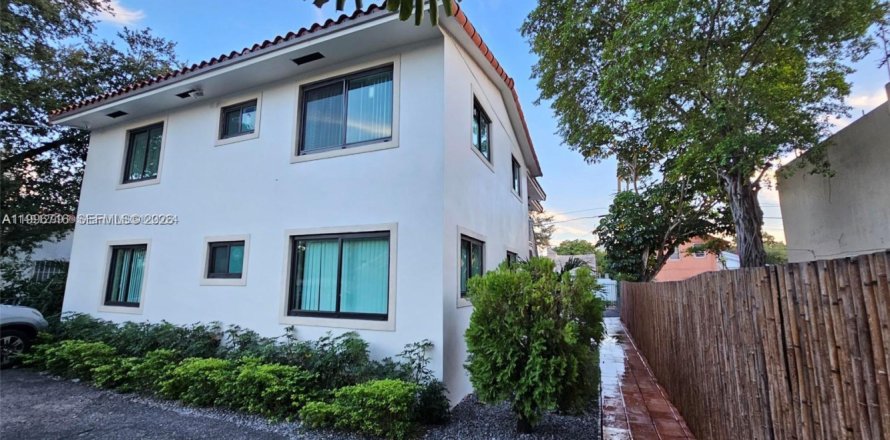 Квартира в Майами, Флорида 2 спальни, 278.71м2 № 2058707