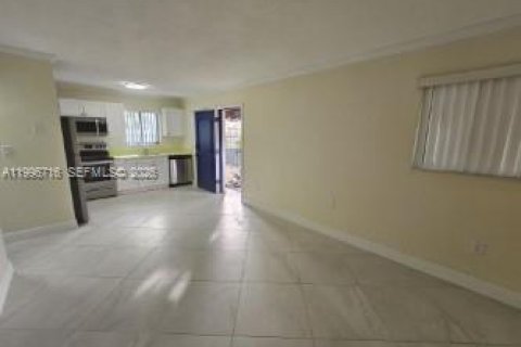 Снять в аренду квартиру в Майами, Флорида 2 спальни, 278.71м2, № 2058707 - фото 3