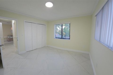 Снять в аренду квартиру в Майами, Флорида 2 спальни, 278.71м2, № 2058707 - фото 5