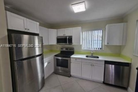 Снять в аренду квартиру в Майами, Флорида 2 спальни, 278.71м2, № 2058707 - фото 2