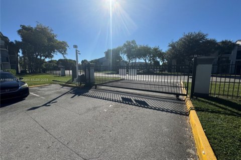 Condominio en venta en Hialeah, Florida, 2 dormitorios, 90.67 m2 № 1452161 - foto 11