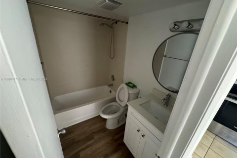 Condominio en venta en Hialeah, Florida, 2 dormitorios, 90.67 m2 № 1452161 - foto 4
