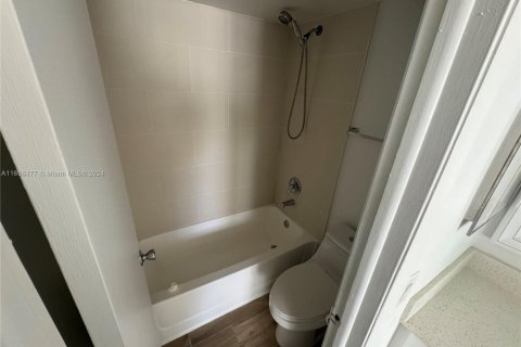 Condominio en venta en Hialeah, Florida, 2 dormitorios, 90.67 m2 № 1452161 - foto 8