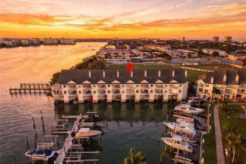 Adosado en Saint Pete Beach, Florida 3 dormitorios, 260.13 m2 № 2425351