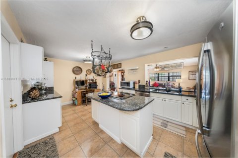 Villa ou maison à vendre à Miami, Floride: 4 chambres № 1818026 - photo 9