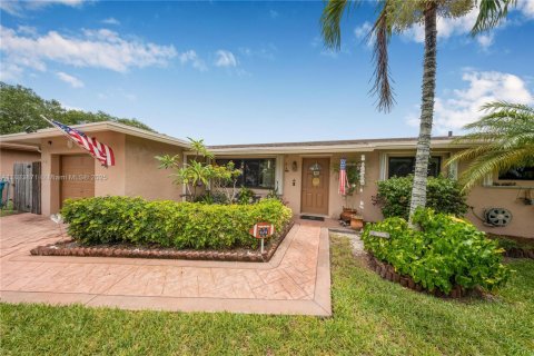 Villa ou maison à vendre à Miami, Floride: 4 chambres № 1818026 - photo 5