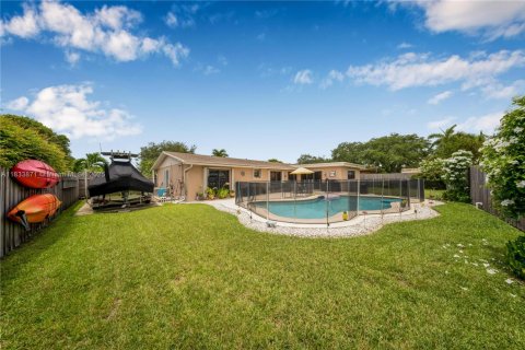 Villa ou maison à vendre à Miami, Floride: 4 chambres № 1818026 - photo 2