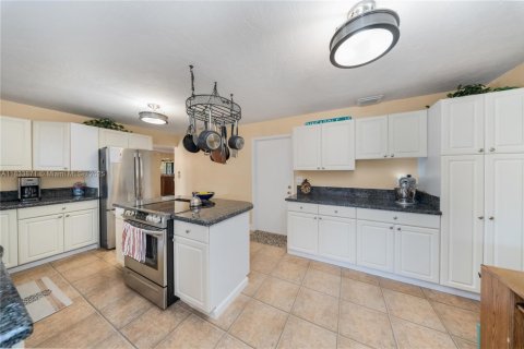 Villa ou maison à vendre à Miami, Floride: 4 chambres № 1818026 - photo 11
