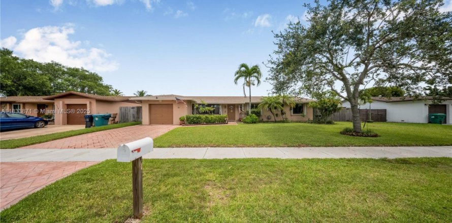 House in Miami, Florida 4 bedrooms № 1818026