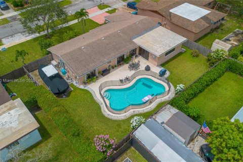 Villa ou maison à vendre à Miami, Floride: 4 chambres № 1818026 - photo 4