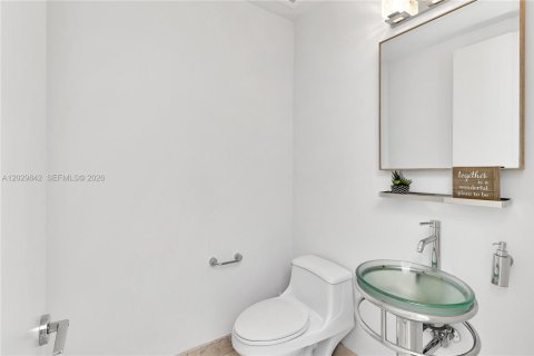 Condominio en alquiler en Miami, Florida, 3 dormitorios, 157.93 m2 № 2186963 - foto 13