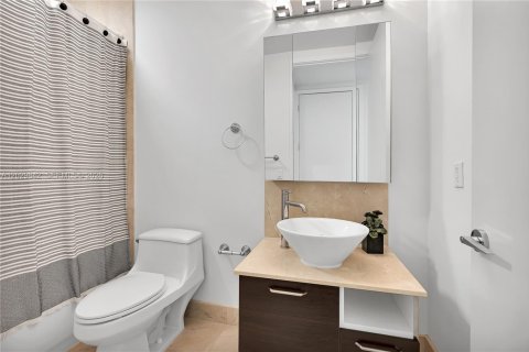Condominio en alquiler en Miami, Florida, 3 dormitorios, 157.93 m2 № 2186963 - foto 24