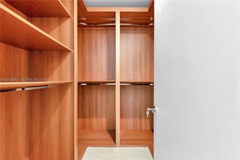 Condominio en alquiler en Miami, Florida, 3 dormitorios, 157.93 m2 № 2186963 - foto 16