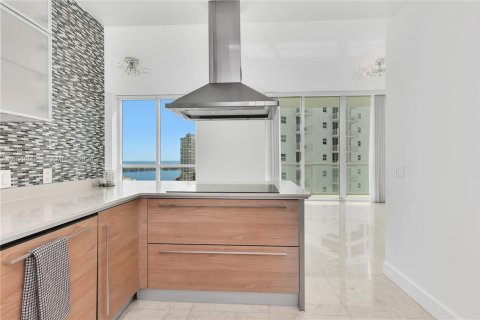 Condominio en alquiler en Miami, Florida, 3 dormitorios, 157.93 m2 № 2186963 - foto 12