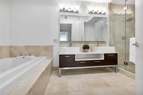 Condominio en alquiler en Miami, Florida, 3 dormitorios, 157.93 m2 № 2186963 - foto 17