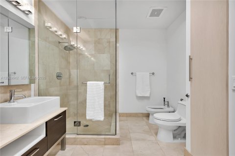 Condominio en alquiler en Miami, Florida, 3 dormitorios, 157.93 m2 № 2186963 - foto 18