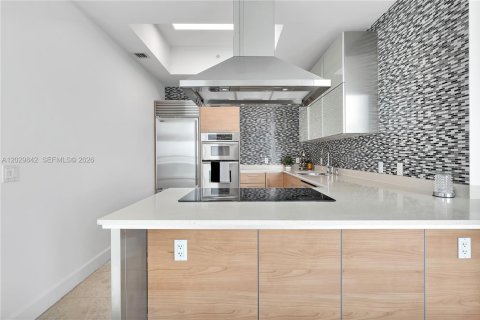 Condominio en alquiler en Miami, Florida, 3 dormitorios, 157.93 m2 № 2186963 - foto 10