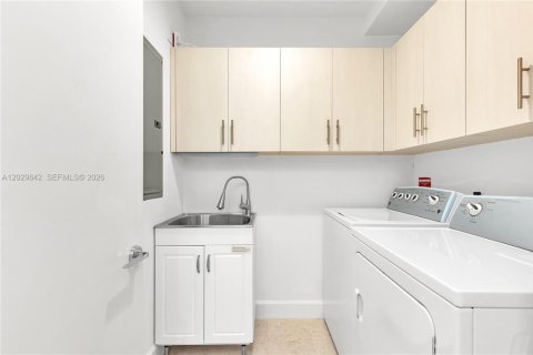 Condominio en alquiler en Miami, Florida, 3 dormitorios, 157.93 m2 № 2186963 - foto 15
