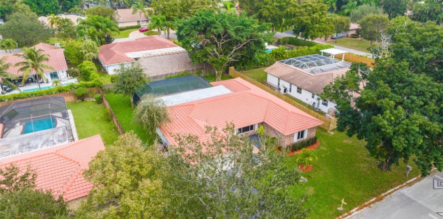 House in Coral Springs, Florida 4 bedrooms, 209.4 sq.m. № 862867