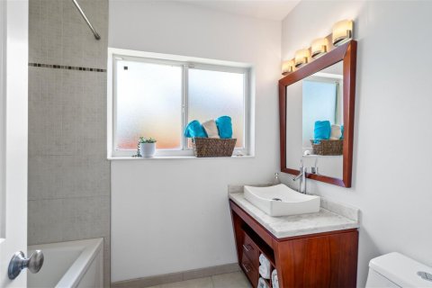 House in Hollywood, Florida 3 bedrooms, 211.82 sq.m. № 2086668 - photo 17