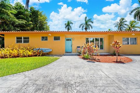 House in Hollywood, Florida 3 bedrooms, 211.82 sq.m. № 2086668 - photo 2