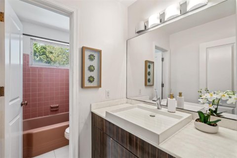 House in Hollywood, Florida 3 bedrooms, 211.82 sq.m. № 2086668 - photo 14
