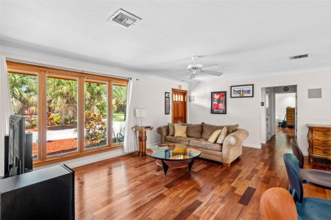 House in Hollywood, Florida 3 bedrooms, 211.82 sq.m. № 2086668 - photo 10