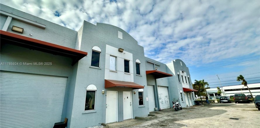 Commercial property in Opa-locka, Florida № 1731768