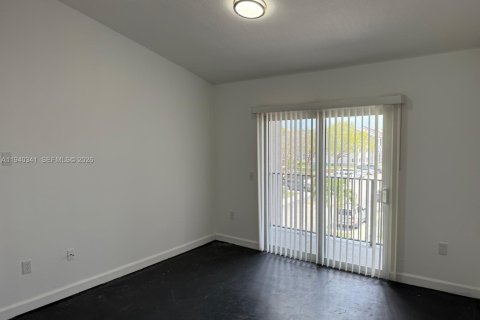Снять в аренду квартиру в Хомстед, Флорида 3 спальни, 104.61м2, № 2152696 - фото 3