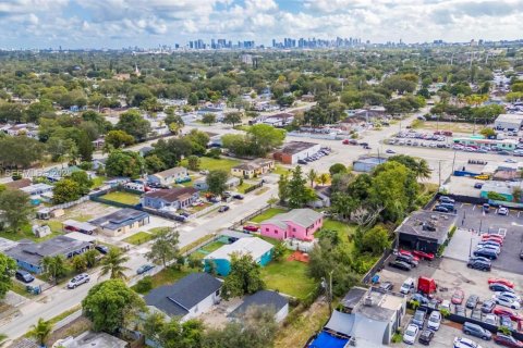 House in Miami, Florida 2 bedrooms, 97.36 sq.m. № 1992613 - photo 10