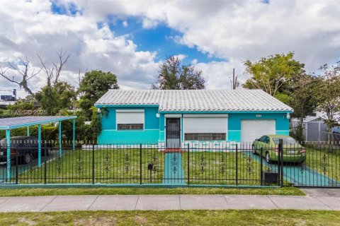 House in Miami, Florida 2 bedrooms, 97.36 sq.m. № 1992613 - photo 2